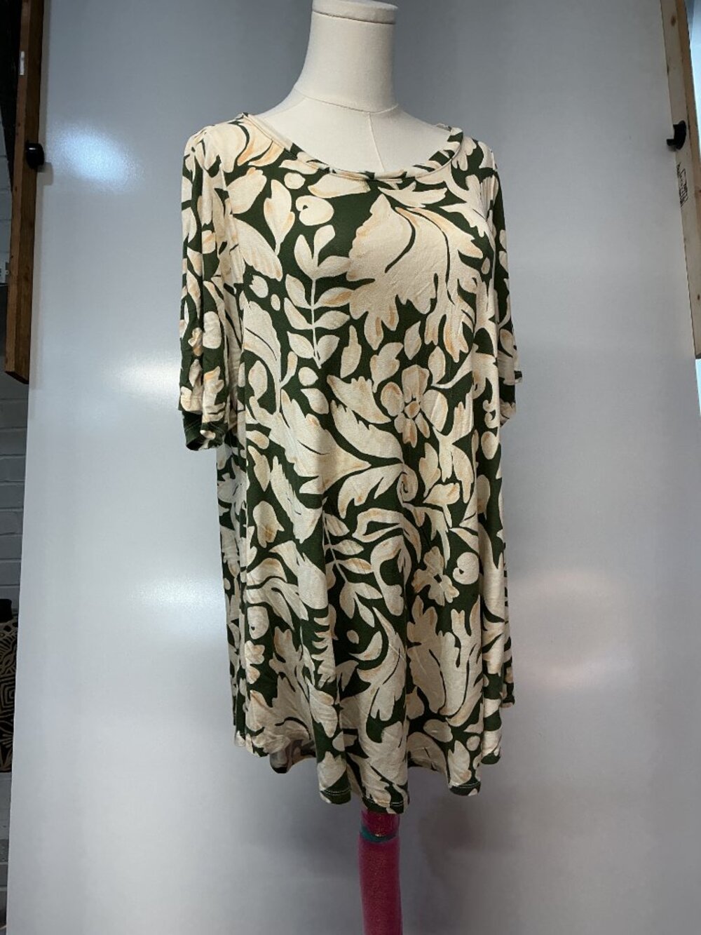 Lane Bryant 18/20 Green Cream Floral Swing Tunic Top Rayon Stretch Plus Size - Picture 6 of 16
